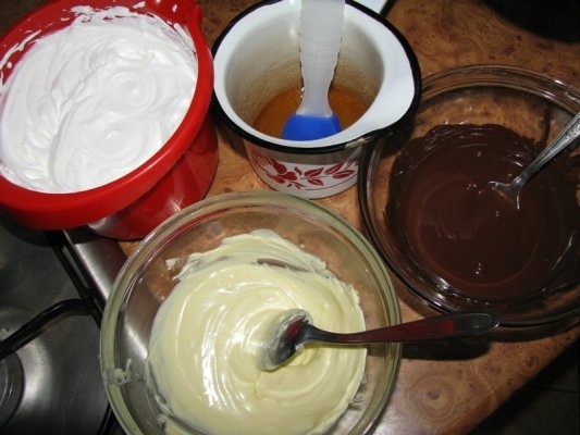 Tort cu blat de cacao si crema de ciocolata