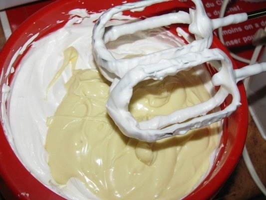 Tort cu blat de cacao si crema de ciocolata