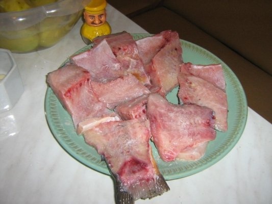 Crap prajit, cu sos de usturoi