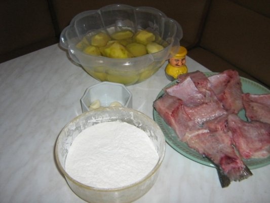 Crap prajit, cu sos de usturoi