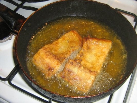 Crap prajit, cu sos de usturoi