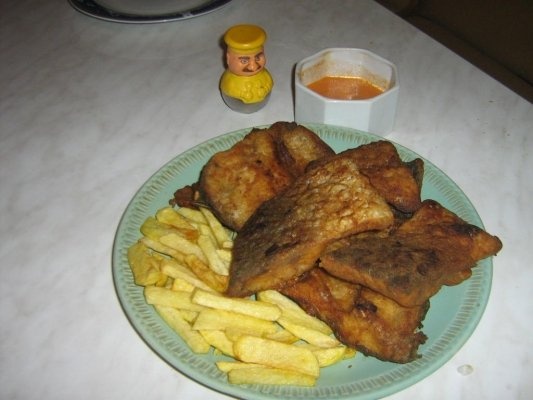 Crap prajit, cu sos de usturoi