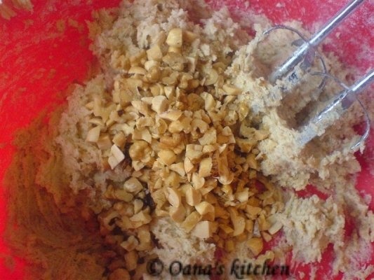 Chocolate chip cookies (biscuiti cu ciocolata, nuci si alune)