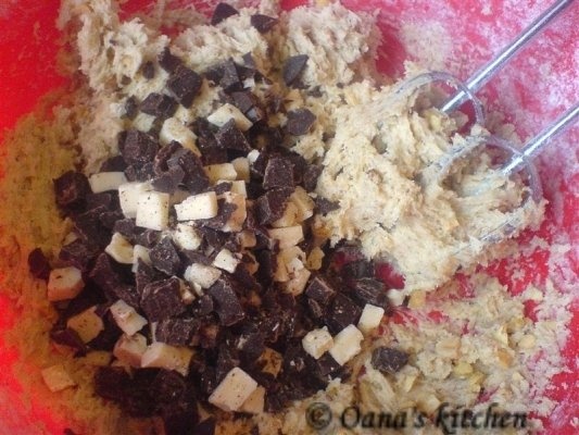 Chocolate chip cookies (biscuiti cu ciocolata, nuci si alune)