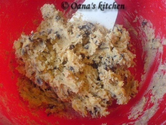 Chocolate chip cookies (biscuiti cu ciocolata, nuci si alune)