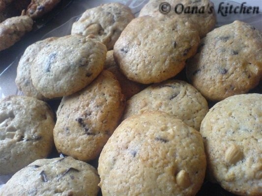 Chocolate chip cookies (biscuiti cu ciocolata, nuci si alune)