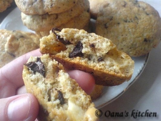 Chocolate chip cookies (biscuiti cu ciocolata, nuci si alune)
