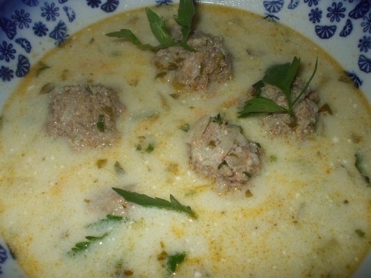 Ciorba din oase de vacuta cu perisoare