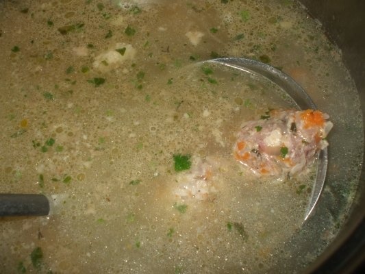 Ciorba din oase de vacuta cu perisoare