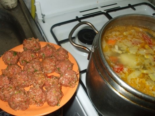 Ciorba din oase de vacuta cu perisoare