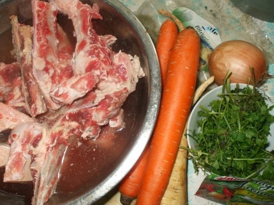 Ciorba din oase de vacuta cu perisoare