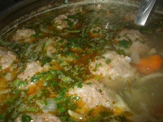 Ciorba din oase de vacuta cu perisoare