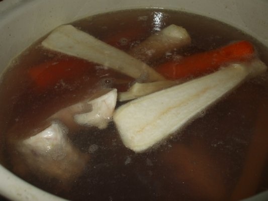 Ciorba din oase de vacuta cu perisoare