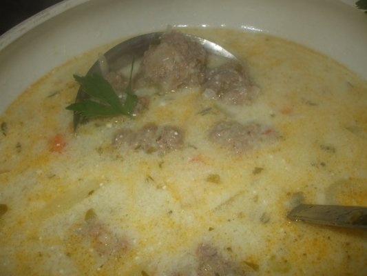 Ciorba din oase de vacuta cu perisoare