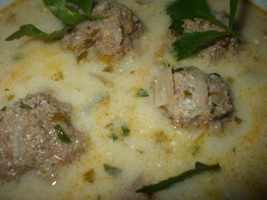 Ciorba din oase de vacuta cu perisoare