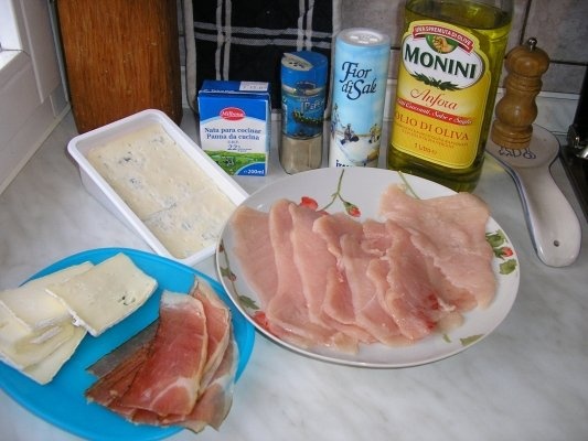 Rulouri de pui cu gorgonzola