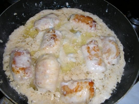 Rulouri de pui cu gorgonzola