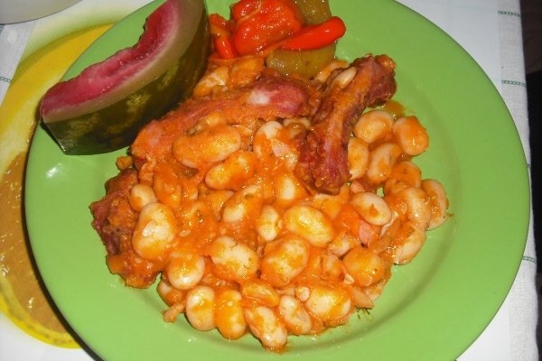 Mancare de fasole boabe cu costita afumata