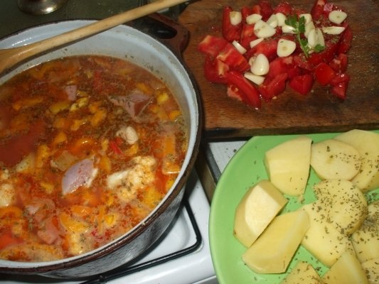 Mancare de pui cu costita si cartofi