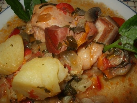 Mancare de pui cu costita si cartofi