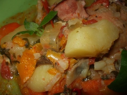 Mancare de pui cu costita si cartofi