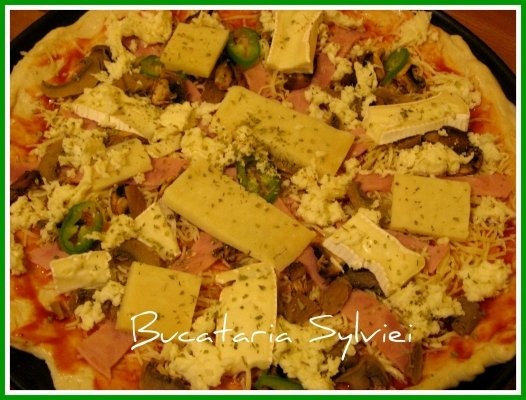 Pizza trois fromages cu ruccola