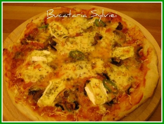 Pizza trois fromages cu ruccola