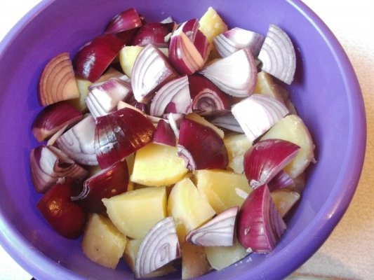 Cartofi gratinati cu parmesan ceapa rosie si susan