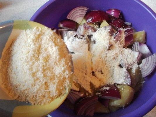 Cartofi gratinati cu parmesan ceapa rosie si susan