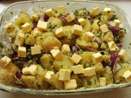 Cartofi gratinati cu parmesan ceapa rosie si susan