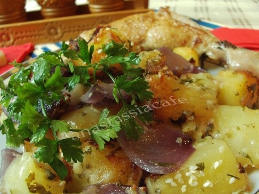 Cartofi gratinati cu parmesan ceapa rosie si susan