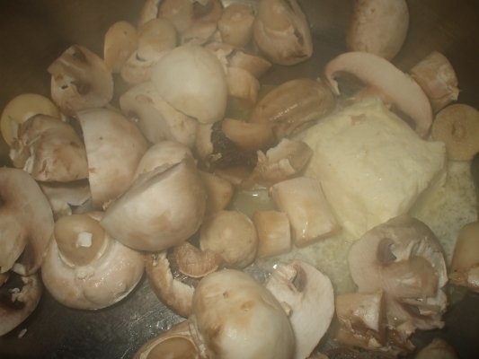 Ciuperci cu cascaval, branza topita si smantana