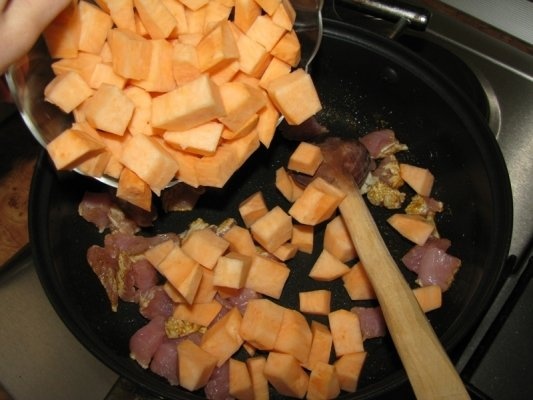 Curry de curcan cu cartofi dulci si lapte de cocos