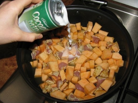 Curry de curcan cu cartofi dulci si lapte de cocos