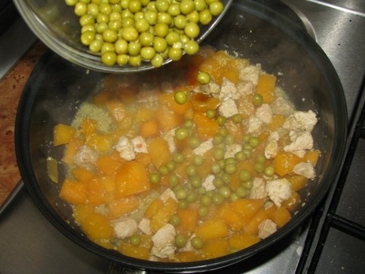 Curry de curcan cu cartofi dulci si lapte de cocos