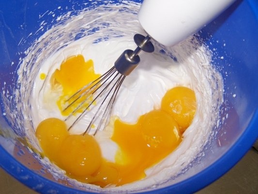 Prajitura cu nectarine .