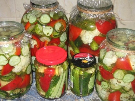 Castraveti murati, cu conopida si gogosari