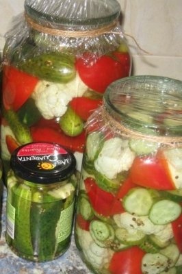 Castraveti murati, cu conopida si gogosari