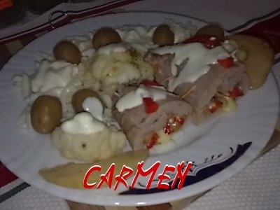 Rulou de curcan in vin cu cascaval, fructe si legume