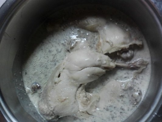 Pulpe de pui cu sos de ciuperci