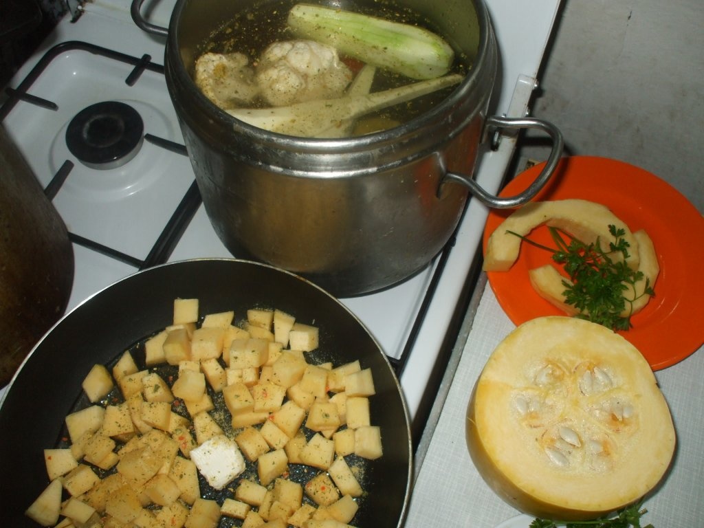 Supa de dovleac cu legume in dovleac