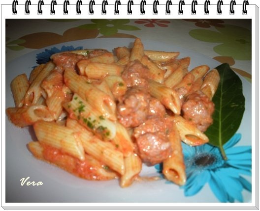 Paste cu carnat si smantana