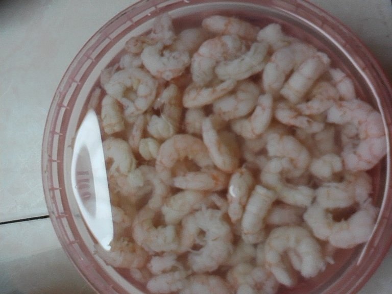 Tartine cu unt si creveti decorticati (pentru 4 persoane)