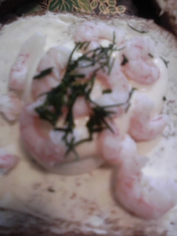 Tartine cu unt si creveti decorticati (pentru 4 persoane)