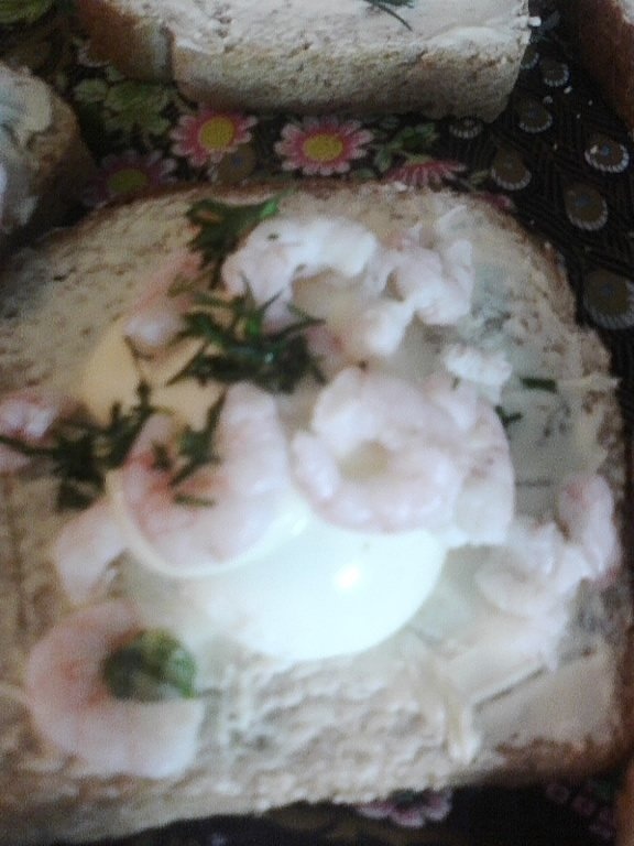 Tartine cu unt si creveti decorticati (pentru 4 persoane)