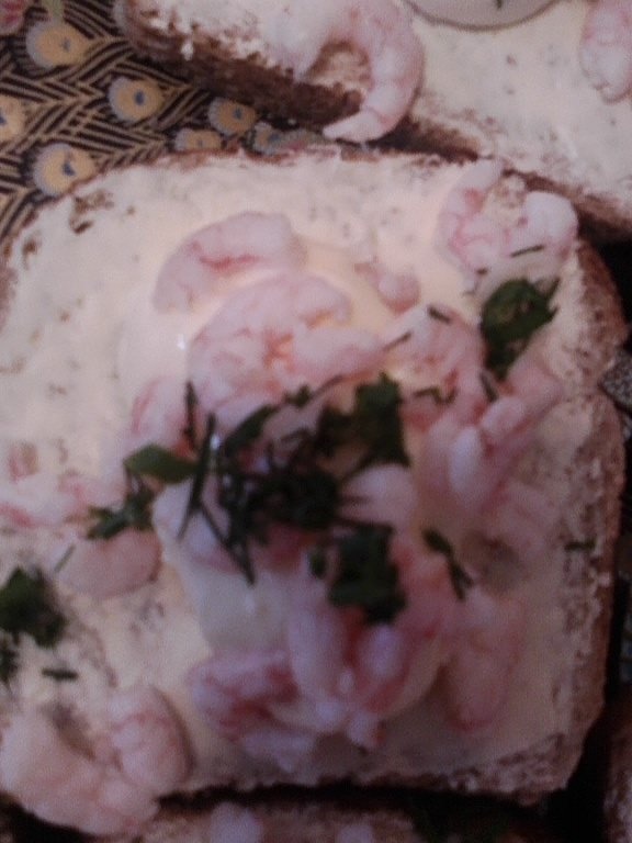 Tartine cu unt si creveti decorticati (pentru 4 persoane)