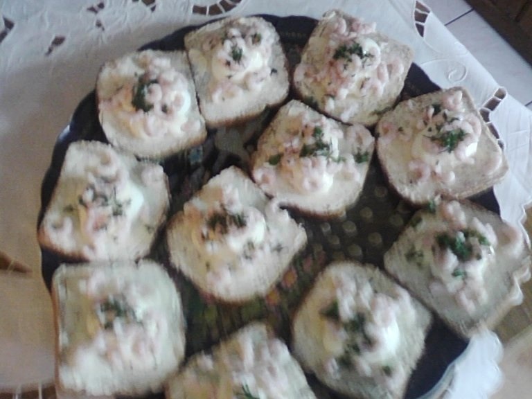 Tartine cu unt si creveti decorticati (pentru 4 persoane)