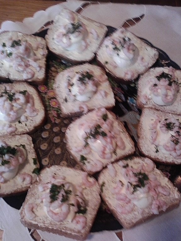 Tartine cu unt si creveti decorticati (pentru 4 persoane)