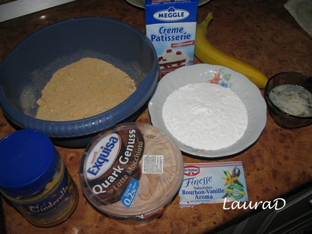 Tort de branza inghetat cu banane si unt de arahide crocant