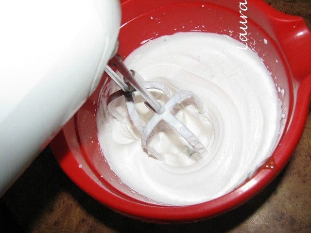 Tort de branza inghetat cu banane si unt de arahide crocant